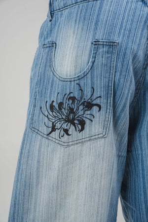 Spider Lily Jean CHILL celeste barrel — denim 100% algodón unisex con estampado floral tribal en pierna y bordado en bolsillos traseros, streetwear hecho en Colombia