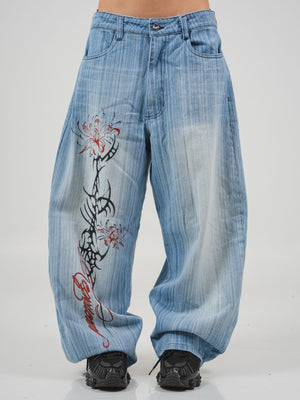 Spider Lily Jean CHILL celeste barrel — denim 100% algodón unisex con estampado floral tribal en pierna y bordado en bolsillos traseros, streetwear hecho en Colombia
