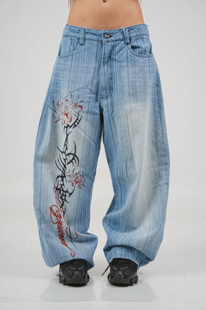 Spider Lily Jean CHILL celeste barrel — denim 100% algodón unisex con estampado floral tribal en pierna y bordado en bolsillos traseros, streetwear hecho en Colombia