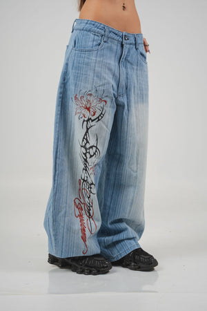 Spider Lily Jean CHILL celeste barrel — denim 100% algodón unisex con estampado floral tribal en pierna y bordado en bolsillos traseros, streetwear hecho en Colombia