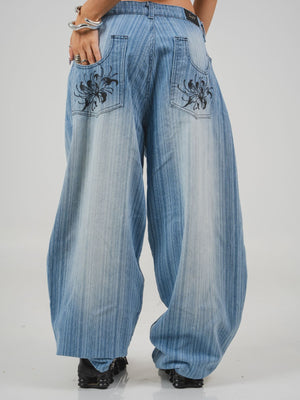 Spider Lily Jean CHILL celeste barrel — denim 100% algodón unisex con estampado floral tribal en pierna y bordado en bolsillos traseros, streetwear hecho en Colombia