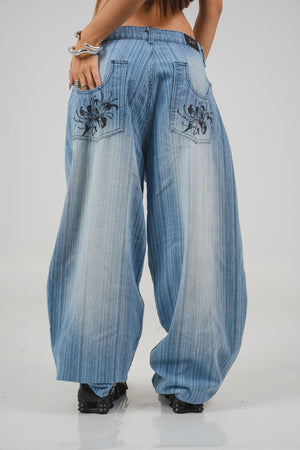 Spider Lily Jean CHILL celeste barrel — denim 100% algodón unisex con estampado floral tribal en pierna y bordado en bolsillos traseros, streetwear hecho en Colombia