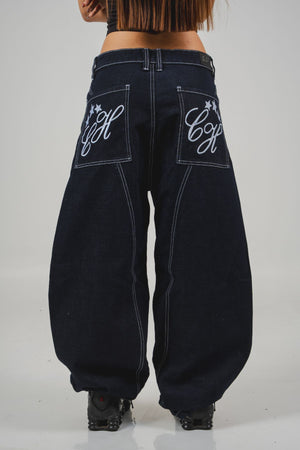 Locked Jean CHILL barrel azul raw denim — 100% algodón unisex con alamares metálicos en tiro y costuras blancas contraste, streetwear hecho en Colombia