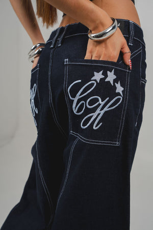 Locked Jean CHILL barrel azul raw denim — 100% algodón unisex con alamares metálicos en tiro y costuras blancas contraste, streetwear hecho en Colombia