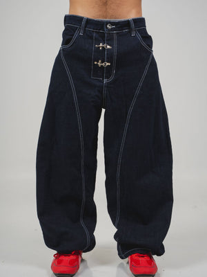 Locked Jean CHILL barrel azul raw denim — 100% algodón unisex con alamares metálicos en tiro y costuras blancas contraste, streetwear hecho en Colombia