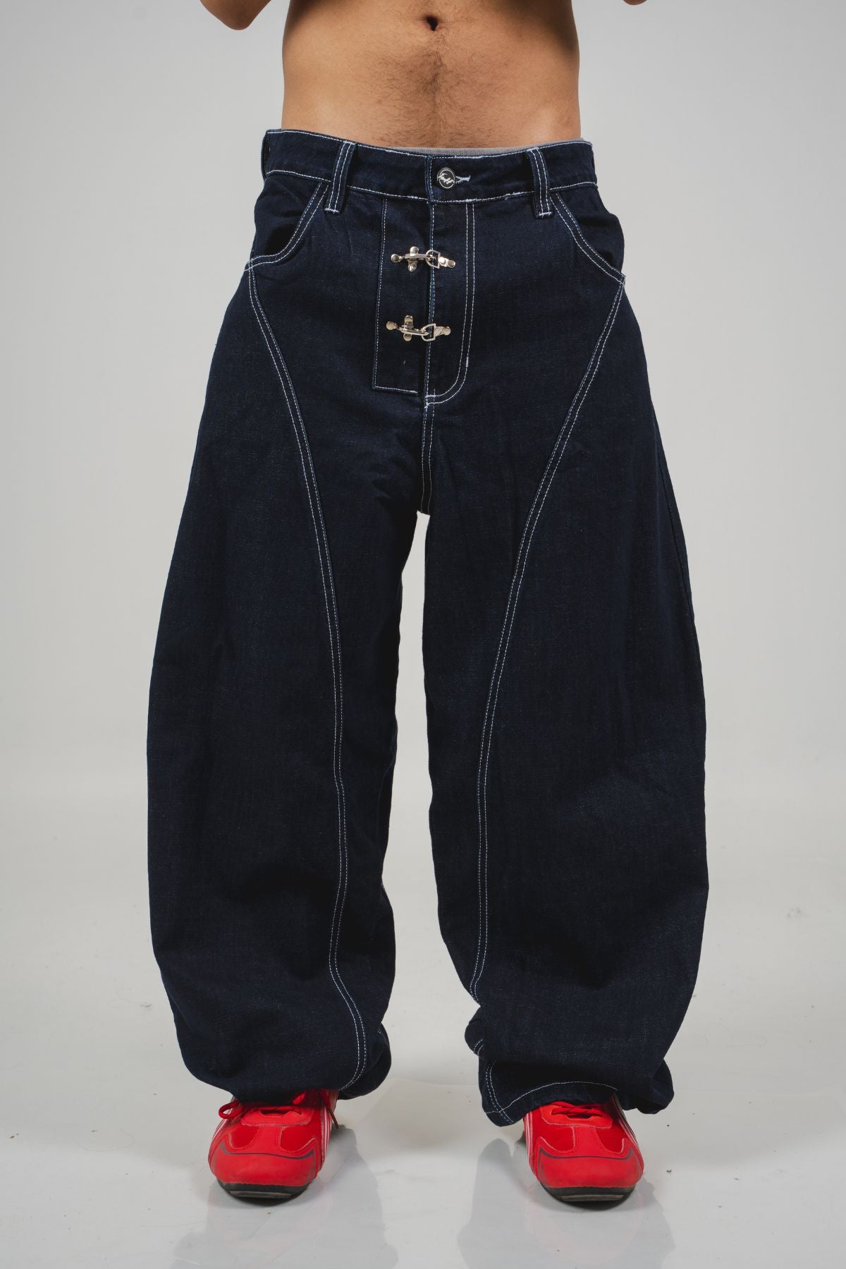 Locked Jean CHILL barrel azul raw denim — 100% algodón unisex con alamares metálicos en tiro y costuras blancas contraste, streetwear hecho en Colombia
