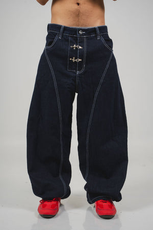 Locked Jean CHILL barrel azul raw denim — 100% algodón unisex con alamares metálicos en tiro y costuras blancas contraste, streetwear hecho en Colombia