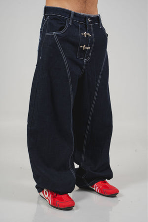 Locked Jean CHILL barrel azul raw denim — 100% algodón unisex con alamares metálicos en tiro y costuras blancas contraste, streetwear hecho en Colombia