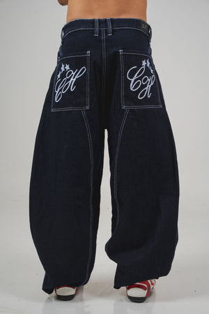 Locked Jean CHILL barrel azul raw denim — 100% algodón unisex con alamares metálicos en tiro y costuras blancas contraste, streetwear hecho en Colombia