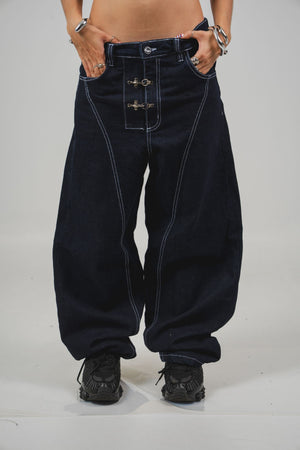 Locked Jean CHILL barrel azul raw denim — 100% algodón unisex con alamares metálicos en tiro y costuras blancas contraste, streetwear hecho en Colombia