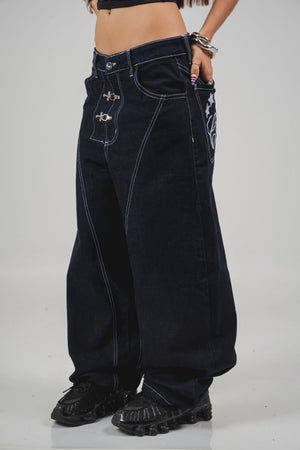 Locked Jean CHILL barrel azul raw denim — 100% algodón unisex con alamares metálicos en tiro y costuras blancas contraste, streetwear hecho en Colombia