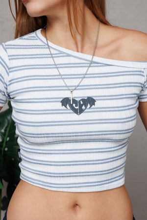 Top off shoulder Chill Wings CHILL azul rayado cropped — tejido acanalado con manga asimétrica y corazón alado gótico en serigrafía, top femenino streetwear hecho en Colombia