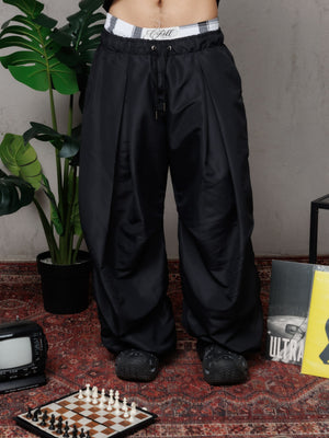 Parachute Balloon CHILL negro unisex — poliéster balloon fit con pliegues frontales estilo moda asiática, pretina cuadriculada y ajustables en botas, streetwear hecho en Colombia