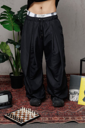 Parachute Balloon CHILL negro unisex — poliéster balloon fit con pliegues frontales estilo moda asiática, pretina cuadriculada y ajustables en botas, streetwear hecho en Colombia