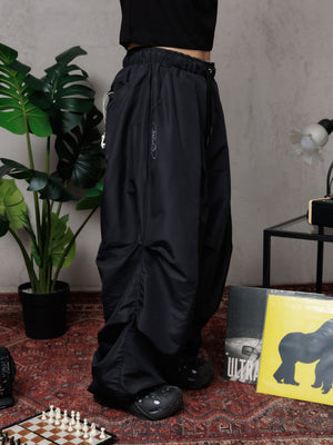 Parachute Balloon CHILL negro unisex — poliéster balloon fit con pliegues frontales estilo moda asiática, pretina cuadriculada y ajustables en botas, streetwear hecho en Colombia