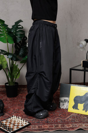 Parachute Balloon CHILL negro unisex — poliéster balloon fit con pliegues frontales estilo moda asiática, pretina cuadriculada y ajustables en botas, streetwear hecho en Colombia