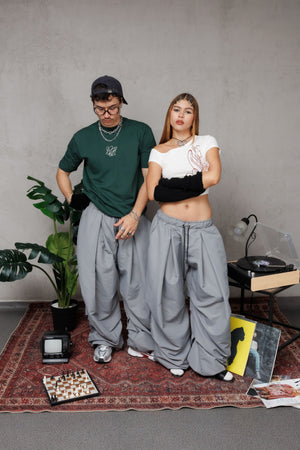 Parachute Balloon CHILL gris unisex — poliéster balloon fit con pliegues frontales estilo moda asiática, pretina cuadriculada y ajustables en botas, streetwear hecho en Colombia