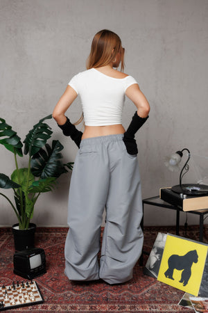 Parachute Balloon CHILL gris unisex — poliéster balloon fit con pliegues frontales estilo moda asiática, pretina cuadriculada y ajustables en botas, streetwear hecho en Colombia