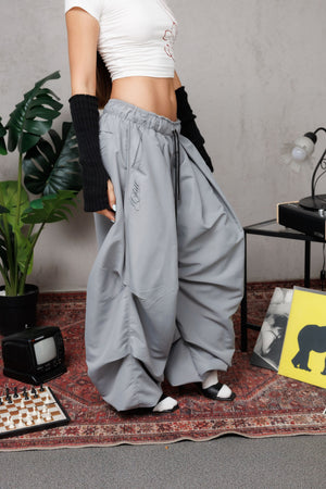 Parachute Balloon CHILL gris unisex — poliéster balloon fit con pliegues frontales estilo moda asiática, pretina cuadriculada y ajustables en botas, streetwear hecho en Colombia