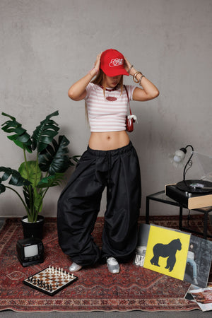 Parachute Balloon CHILL negro unisex — poliéster balloon fit con pliegues frontales estilo moda asiática, pretina cuadriculada y ajustables en botas, streetwear hecho en Colombia