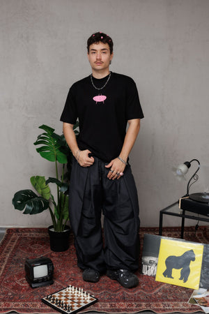 Parachute Balloon CHILL negro unisex — poliéster balloon fit con pliegues frontales estilo moda asiática, pretina cuadriculada y ajustables en botas, streetwear hecho en Colombia