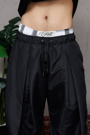 Parachute Balloon CHILL negro unisex — poliéster balloon fit con pliegues frontales estilo moda asiática, pretina cuadriculada y ajustables en botas, streetwear hecho en Colombia