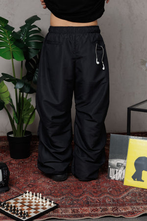 Parachute Balloon CHILL negro unisex — poliéster balloon fit con pliegues frontales estilo moda asiática, pretina cuadriculada y ajustables en botas, streetwear hecho en Colombia