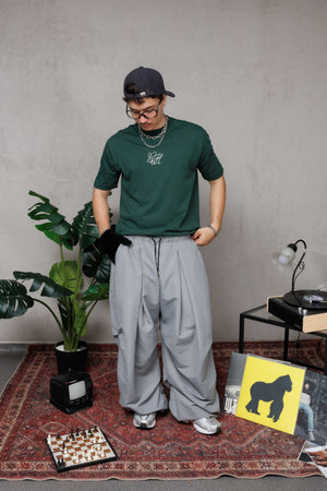Parachute Balloon CHILL gris unisex — poliéster balloon fit con pliegues frontales estilo moda asiática, pretina cuadriculada y ajustables en botas, streetwear hecho en Colombia