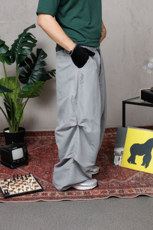 Parachute Balloon CHILL gris unisex — poliéster balloon fit con pliegues frontales estilo moda asiática, pretina cuadriculada y ajustables en botas, streetwear hecho en Colombia