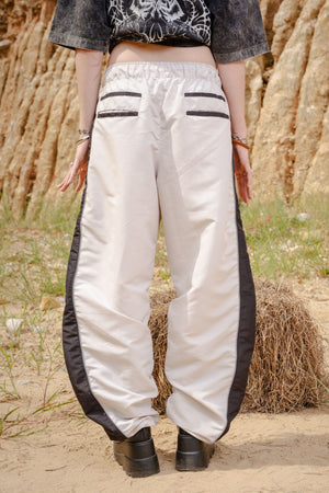 Parachute Track CHILL Crudo — pantalón baggy antifluido con estampado tribal, streetwear hecho en Colombia