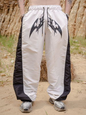 Parachute Track CHILL Crudo — pantalón baggy antifluido con estampado tribal, streetwear hecho en Colombia