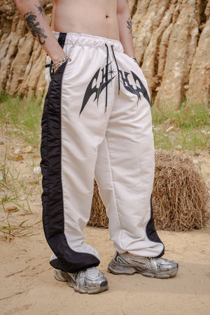Parachute Track CHILL Crudo — pantalón baggy antifluido con estampado tribal, streetwear hecho en Colombia