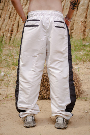 Parachute Track CHILL Crudo — pantalón baggy antifluido con estampado tribal, streetwear hecho en Colombia