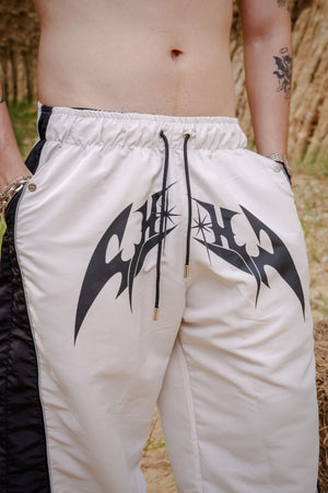 Parachute Track CHILL Crudo — pantalón baggy antifluido con estampado tribal, streetwear hecho en Colombia