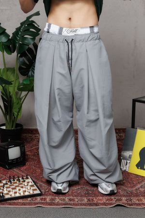 Parachute Balloon CHILL gris unisex — poliéster balloon fit con pliegues frontales estilo moda asiática, pretina cuadriculada y ajustables en botas, streetwear hecho en Colombia