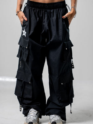 Parachute Hollow CHILL negro — pantalón baggy antifluido con bolsillos cargo y broches metálicos, streetwear hecho en Colombia