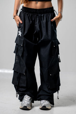 Parachute Hollow CHILL negro — pantalón baggy antifluido con bolsillos cargo y broches metálicos, streetwear hecho en Colombia