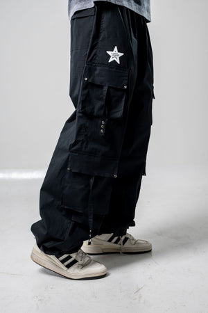 Parachute Hollow CHILL negro — pantalón baggy antifluido con bolsillos cargo y broches metálicos, streetwear hecho en Colombia