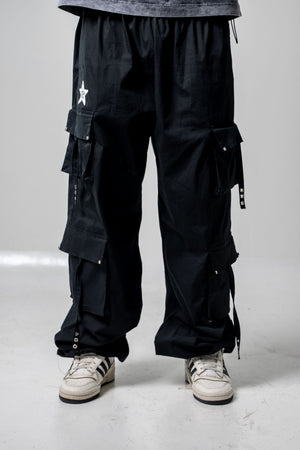 Parachute Hollow CHILL negro — pantalón baggy antifluido con bolsillos cargo y broches metálicos, streetwear hecho en Colombia