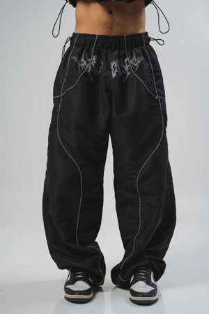 Parachute Reborn CHILL negro — pantalón baggy antifluido con detalles reflectivos y estampado tribal serigrafía, streetwear hecho en Colombia