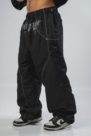 Parachute Reborn CHILL negro — pantalón baggy antifluido con detalles reflectivos y estampado tribal serigrafía, streetwear hecho en Colombia