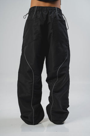Parachute Reborn CHILL negro — pantalón baggy antifluido con detalles reflectivos y estampado tribal serigrafía, streetwear hecho en Colombia