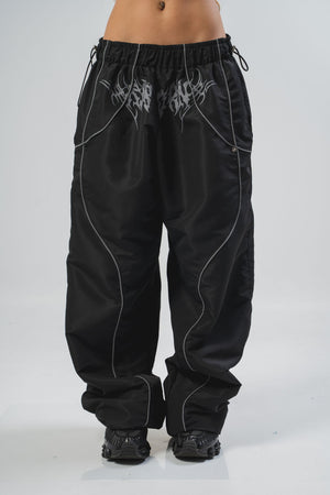 Parachute Reborn CHILL negro — pantalón baggy antifluido con detalles reflectivos y estampado tribal serigrafía, streetwear hecho en Colombia