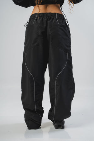 Parachute Reborn CHILL negro — pantalón baggy antifluido con detalles reflectivos y estampado tribal serigrafía, streetwear hecho en Colombia