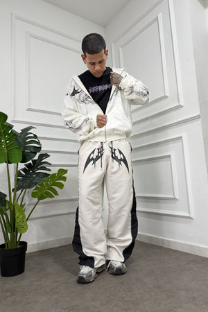 Parachute Track CHILL crema — pantalón baggy antifluido con estampado tribal, streetwear hecho en Colombia