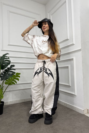 Parachute Track CHILL crema — pantalón baggy antifluido con estampado tribal, streetwear hecho en Colombia