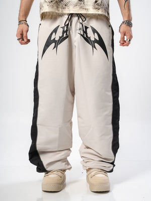 Parachute Track CHILL crema — pantalón baggy antifluido con estampado tribal, streetwear hecho en Colombia