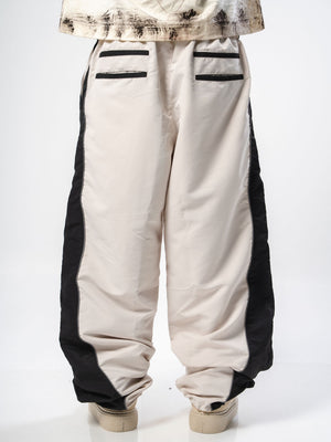 Parachute Track CHILL crema — pantalón baggy antifluido con estampado tribal, streetwear hecho en Colombia
