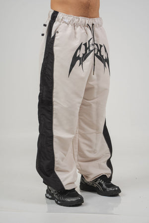 Parachute Track CHILL Crudo — pantalón baggy antifluido con estampado tribal, streetwear hecho en Colombia