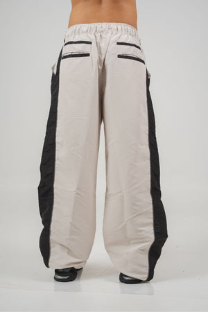 Parachute Track CHILL Crudo — pantalón baggy antifluido con estampado tribal, streetwear hecho en Colombia